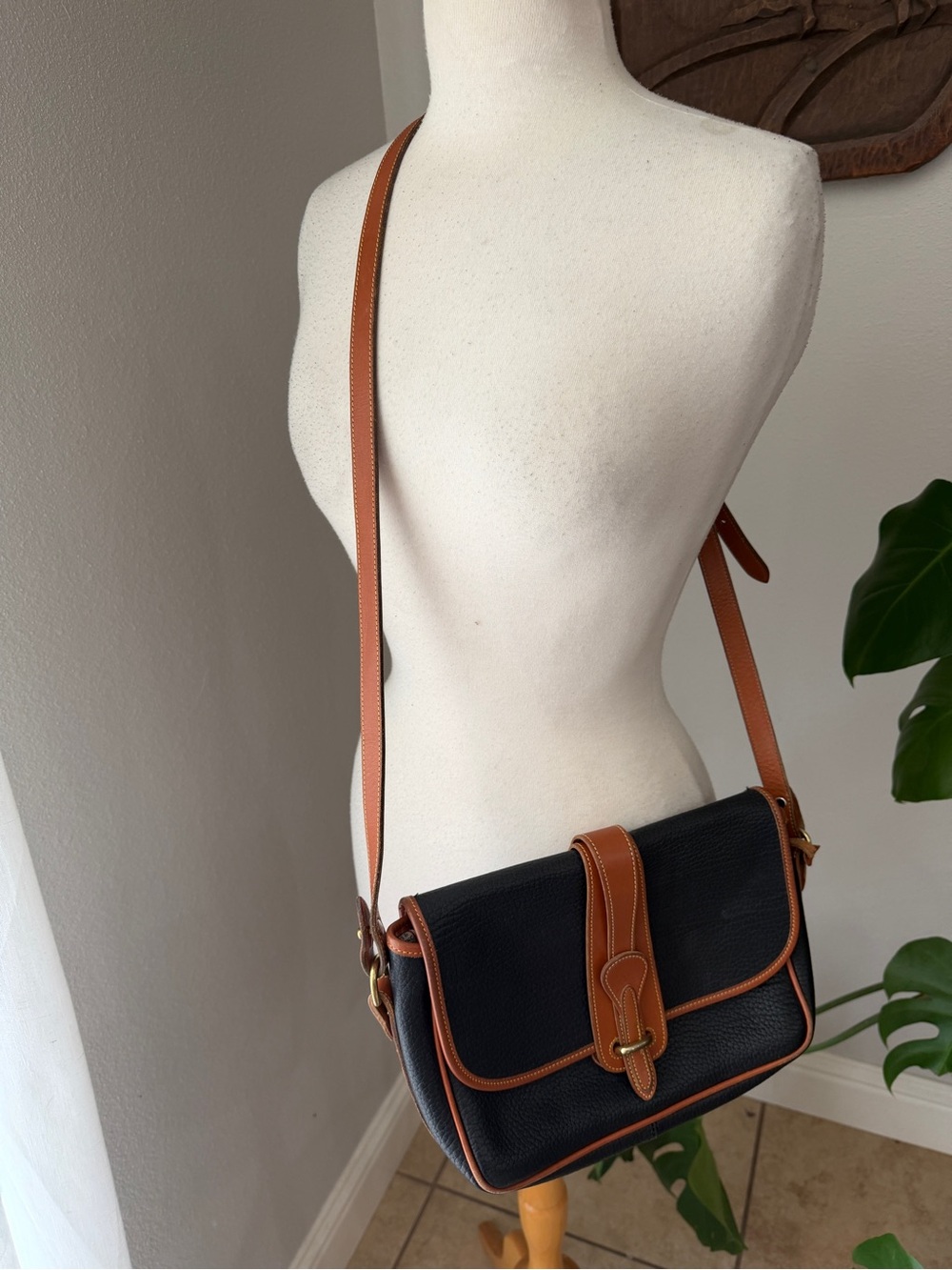 Vintage Dooney & Bourke AWL Black British Tan Leather Shoulder Bag